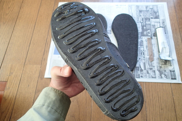 靴底のラバーと交換用フェルトの双方に接着剤を塗り込みます