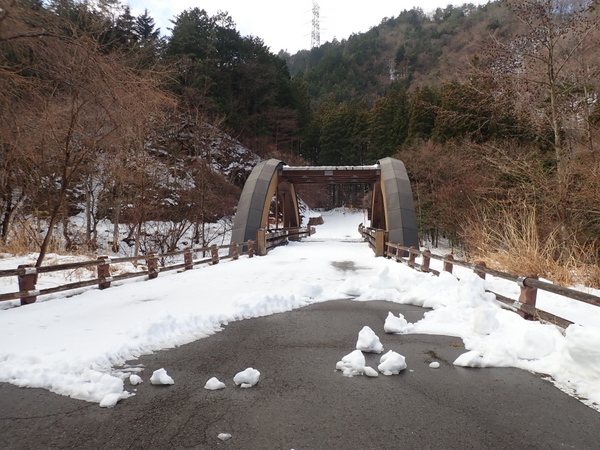 毎度の川は雪の中